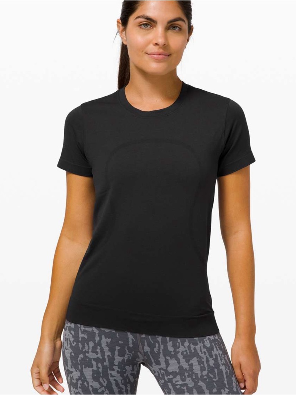 Lululemon Swiftly Breathe Short Sleeve in 
Black SZ 6